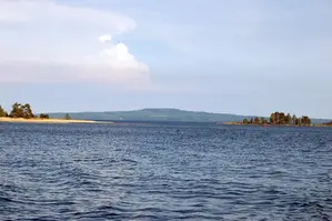 Utsikt över Vänern med Kinnekulle i bakgrunden.