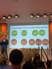 Bild på Martin Forster som håller i föreläsningen Fem gånger mer kärlek..