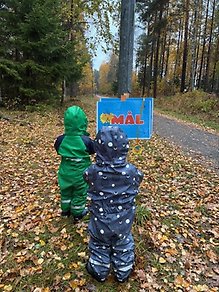 Bild på två barn i skogen som just sprungit Bamse-loppet.