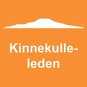 Kinnekulle vandringsled. Vit silhuett av berget mot orange bakgrund.