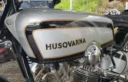 Motorcykeltank med texten Husqvarna på.