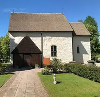 Bild på Götene kyrka i sommarskrud. 