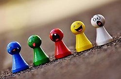 Små träfigurer till brädspel