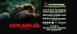 Filmaffisch Kevlarsjäl. En ung pojke lutar sig mot en annan pojke.
