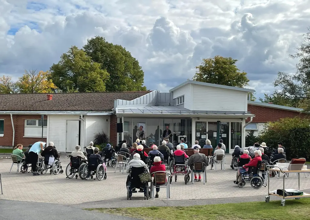 Seniorer lyssnar på musikunderhållning vid Götene äldrecenter.