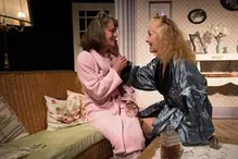 Två kvinnor på en scen som spelar teater.