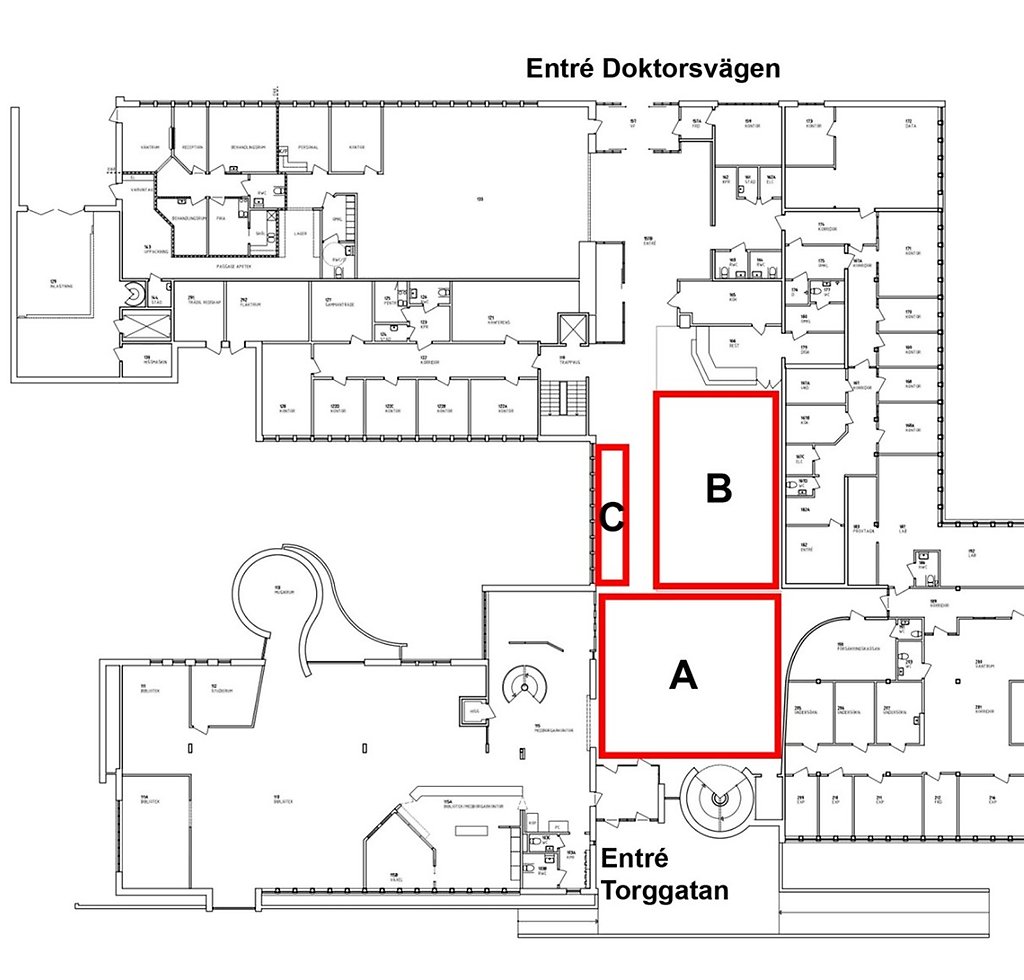Skiss över Centrumhusets entréplan med tre markerade områden – A, B och C – placerade nära entrén från Torggatan. 