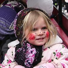 Flicka utklädd till påskgumma.