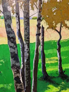 Foto på en tavla som föreställer grönt gräs och björkar.