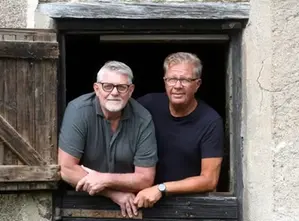 Två män som står i en dörröppning.