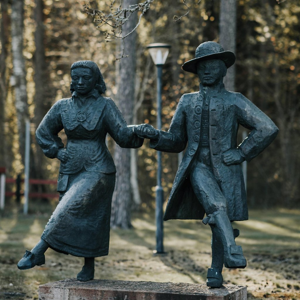 Bronsskulptur i Parken Götene, dansande par HAMBO av Torsten Fridh
