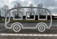Bussillustration på en glasvägg.