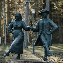 Bronsskulptur i Parken Götene, dansande par HAMBO av Torsten Fridh