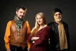 Två män står på varsin sida om en kvinna. De tittar in i kameran.