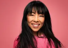 Leende kvinna som tittar in i kameran.