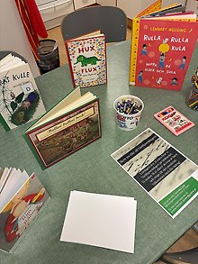 Bild på poesiböcker, kritor och papper.