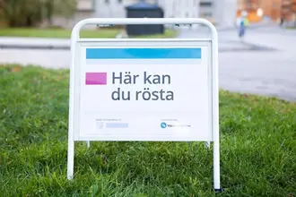Valmyndighetens skylt med texten "Här kan du rösta"