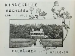 Ett gammalt svartvitt fotografi föreställande ett hus och texten "Kinnekulle Bokmässa"