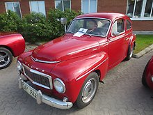En röd Volvo av äldre modell med bulliga runda former.