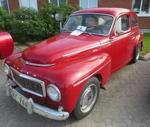 Röd Volvo PV med en ett pappersark under vindrutetokaren på framrutan. 