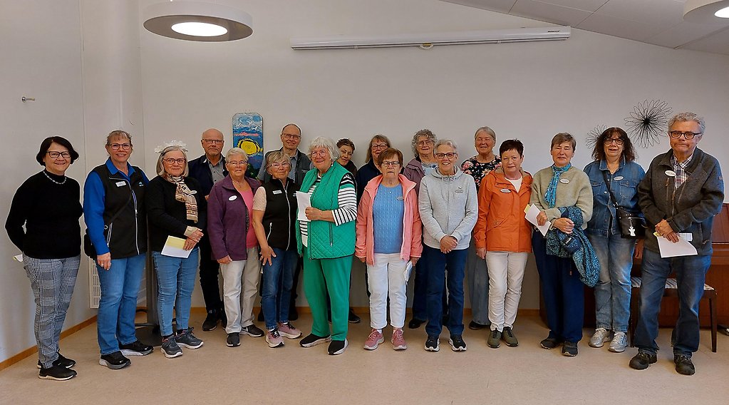 En grupp med ett 20-tal personer står uppställda för foto.