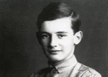 Svartvitt foto på Raoul Wallenberg som ungdom. Han tittar in i kameran och har mörkt hår. 