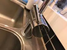 En vattenkran i ett kök. 