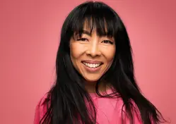 Leende kvinna som tittar in i kameran.