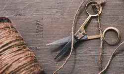 En sax och en trådrulle som ligger på ett bord. 