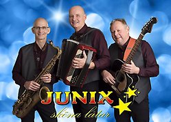 Tre leende män som håller i varsitt instrument. Framför männen syns texten Junix, sköna låtar. 
