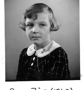 Svartvitt foto på en flicka